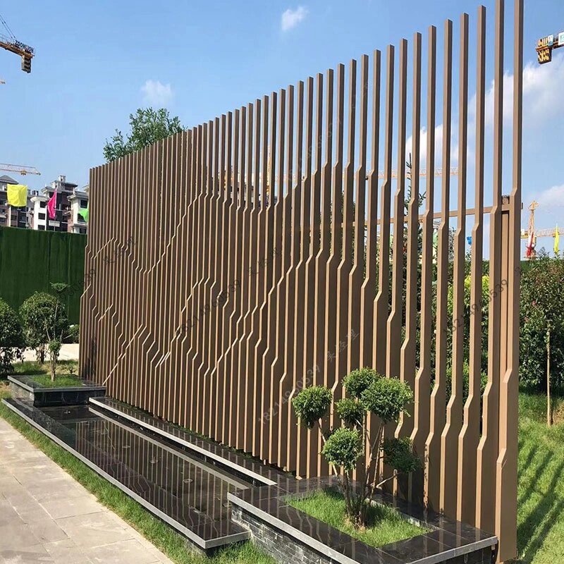 由每一根都不一样的造型方管竖着排列组成一幅山峰状图案的效果,每