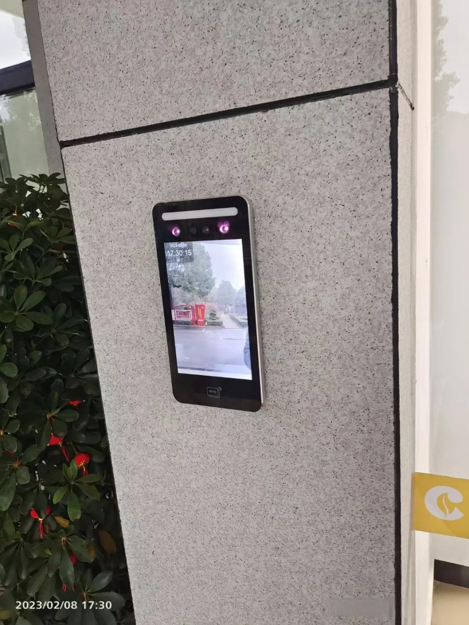 网友最关心的二维码刷卡门禁人脸识别电梯梯控如下: 门禁使用	 刷卡