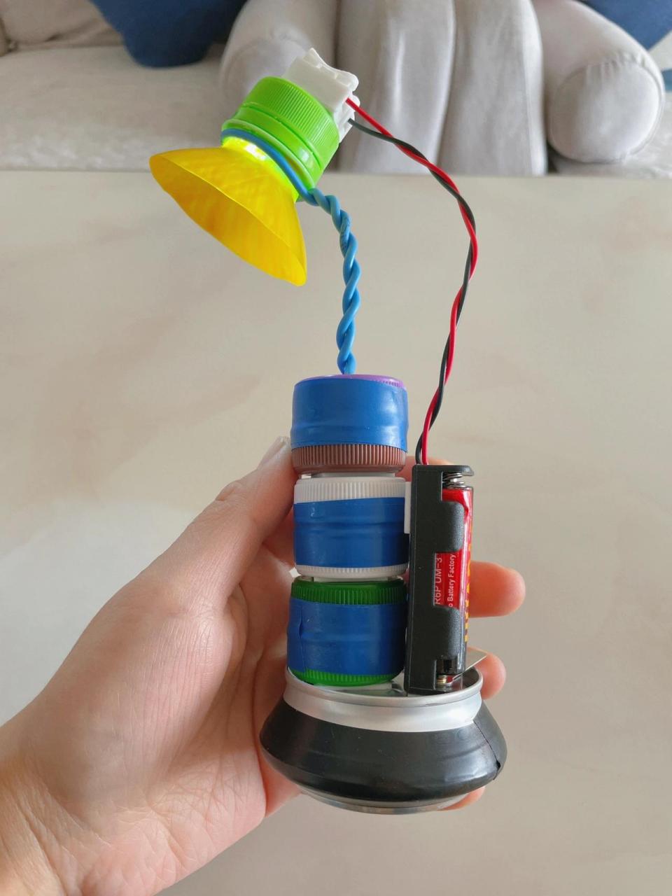 变废为宝 科技小制作 学校发的周末变废为宝的小制作,顺利完成