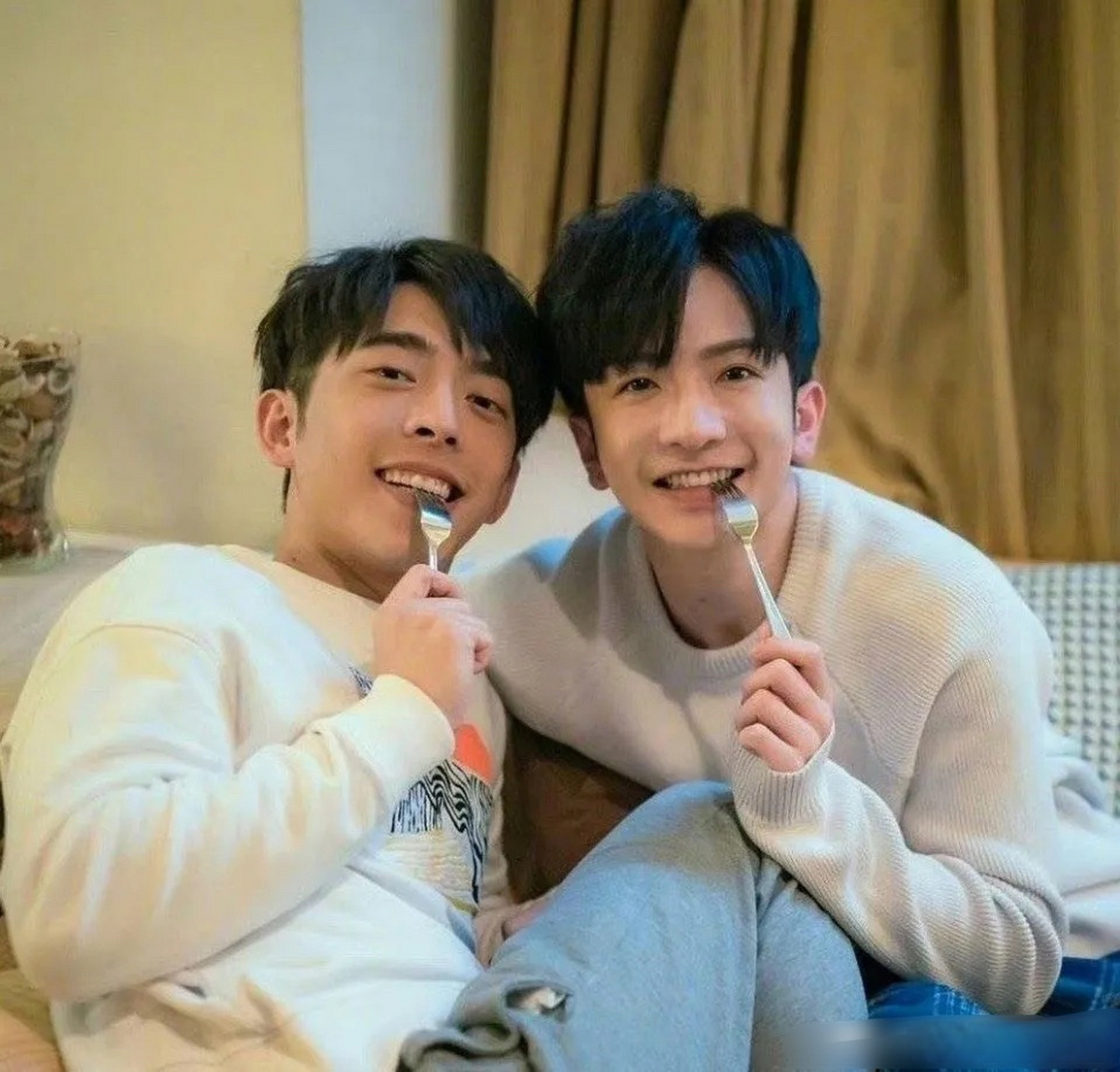 香港顶流男团mirror成员卢瀚霆和吕爵安将出演翻拍版《社内相亲》 ,与