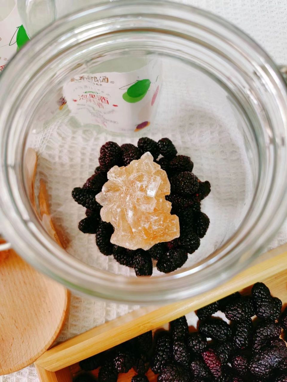 自制桑葚酒 自制桑葚酒 桑葚是出了名的果酒之王 桑葚泡酒具有补肝益