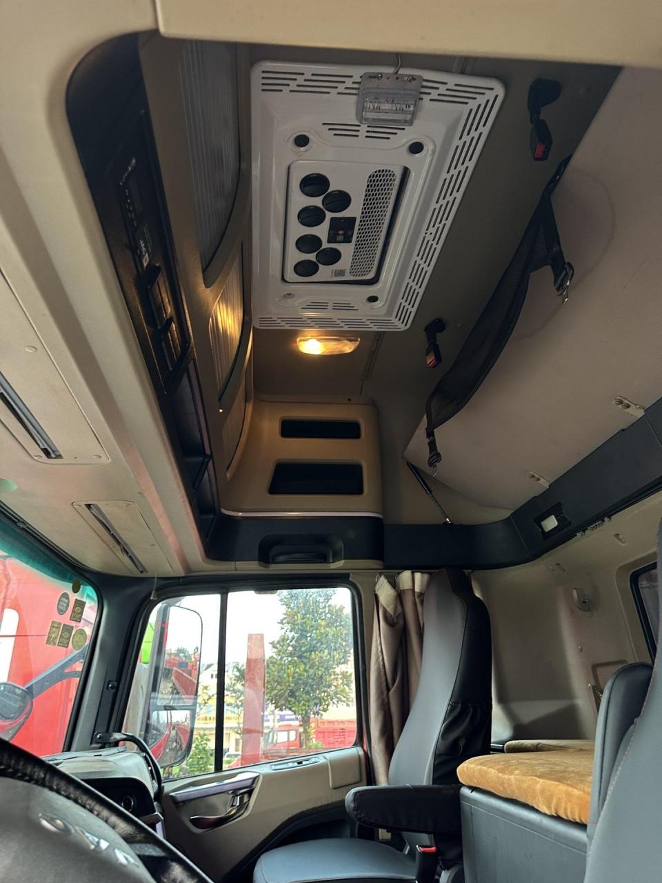 55米高栏原版车,驾驶室顶配型,多功能方向盘,电动后视镜,一键启动,双