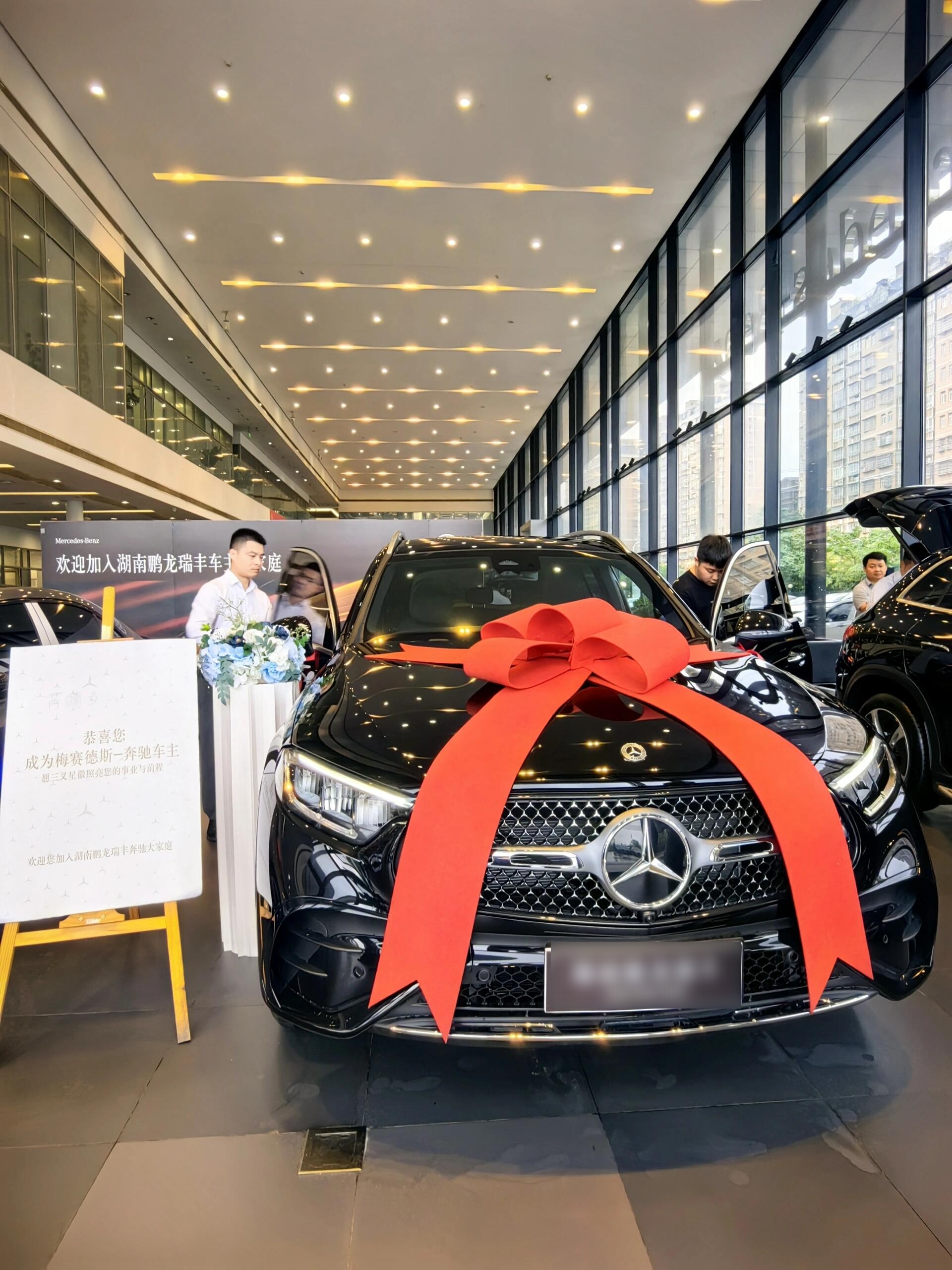 gle300提车 恭喜迷人的欣欣小姐姐成功购买奔驰glc300l动感版真是太