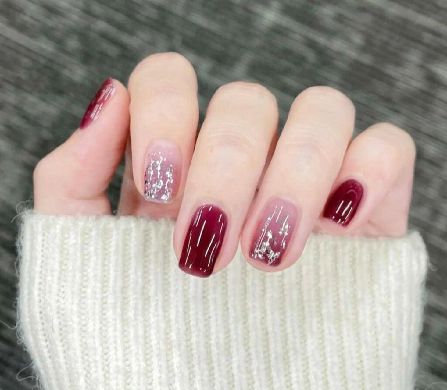 短指甲必做的几款显白小清新美甲~安利安利 1: 这款简约的跳色美甲