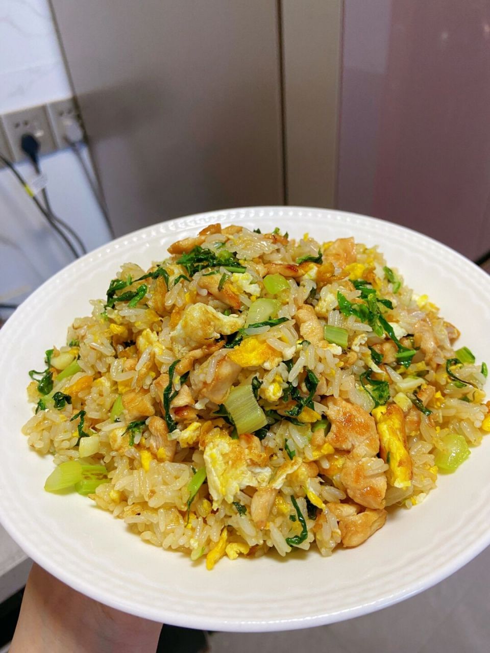鸡胸肉或鸡腿肉切丁,加胡椒粉 生抽 生粉 油 腌制一会,青菜或者菜心