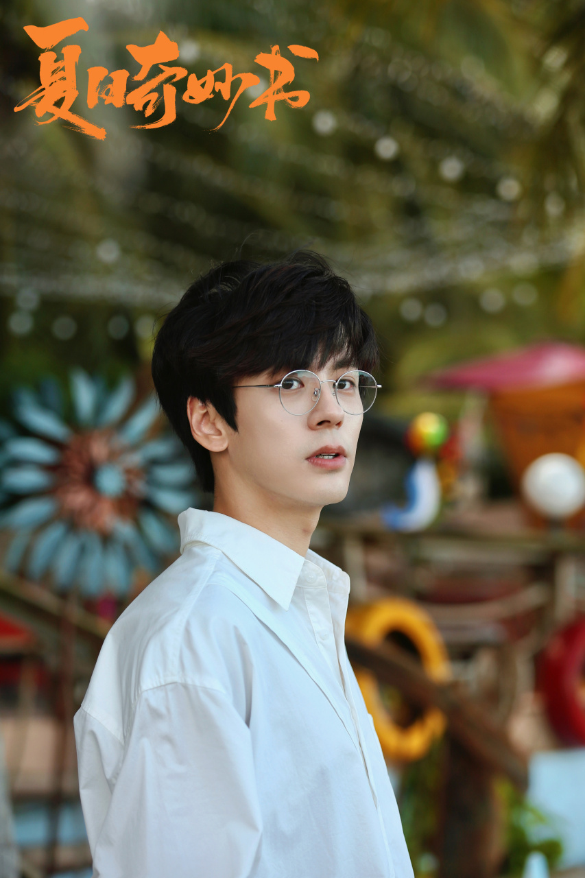 ||◤#魏哲鸣#  │  #夏日奇妙书# ◢||  📖【片场相册🎬】 ☁ 1