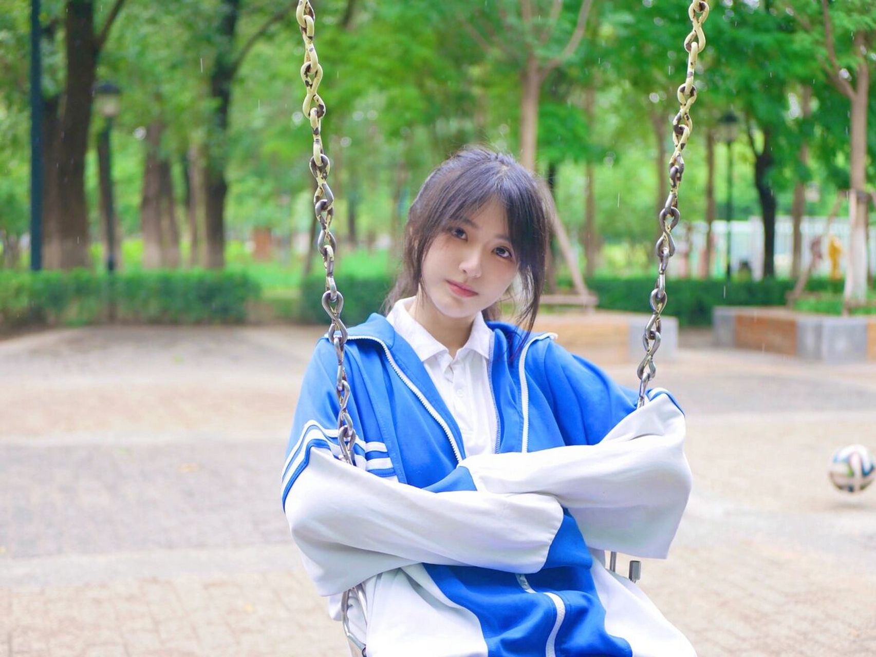 肥大的校服 高高的马尾 仿佛又回到了17岁 7月份拍的这组照片 因为六