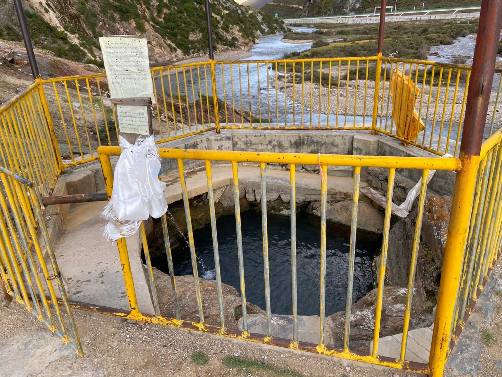 日多温泉7615 在墨竹工卡,是个野温泉,水很热,能煮鸡蛋.