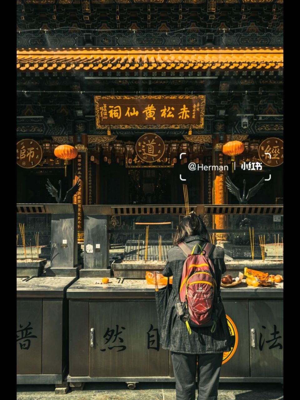 在香港黄大仙庙,每天都会有很多人来祈祷,摇签.