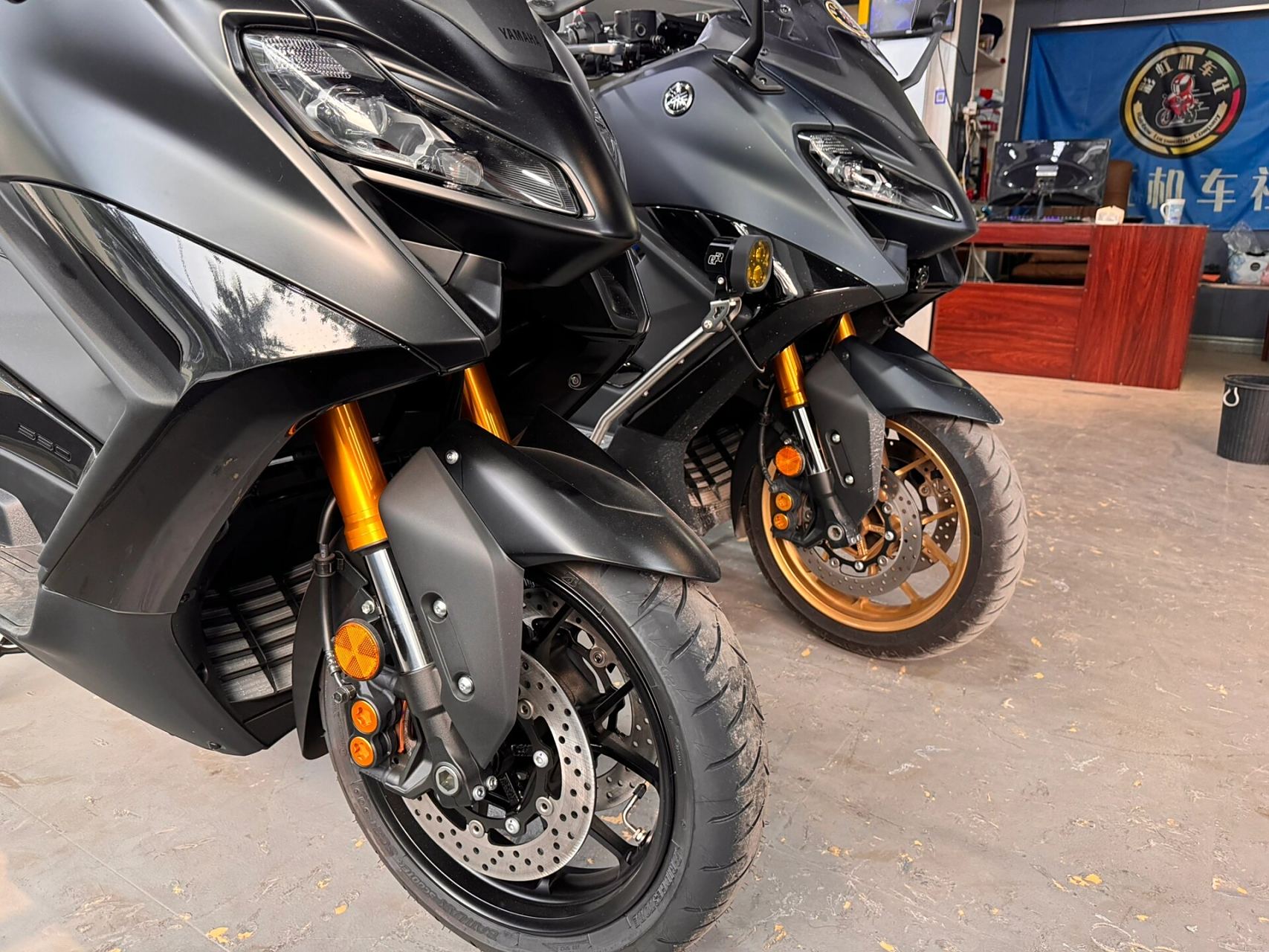 2023款雅马哈tmax560 左边是23款的 右边是22款的 你看出来区别吗