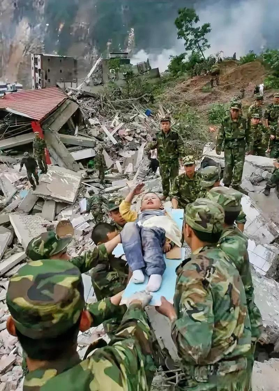 还记得汶川地震那个"敬礼娃娃"吗? 23高考成绩 考出了637分.