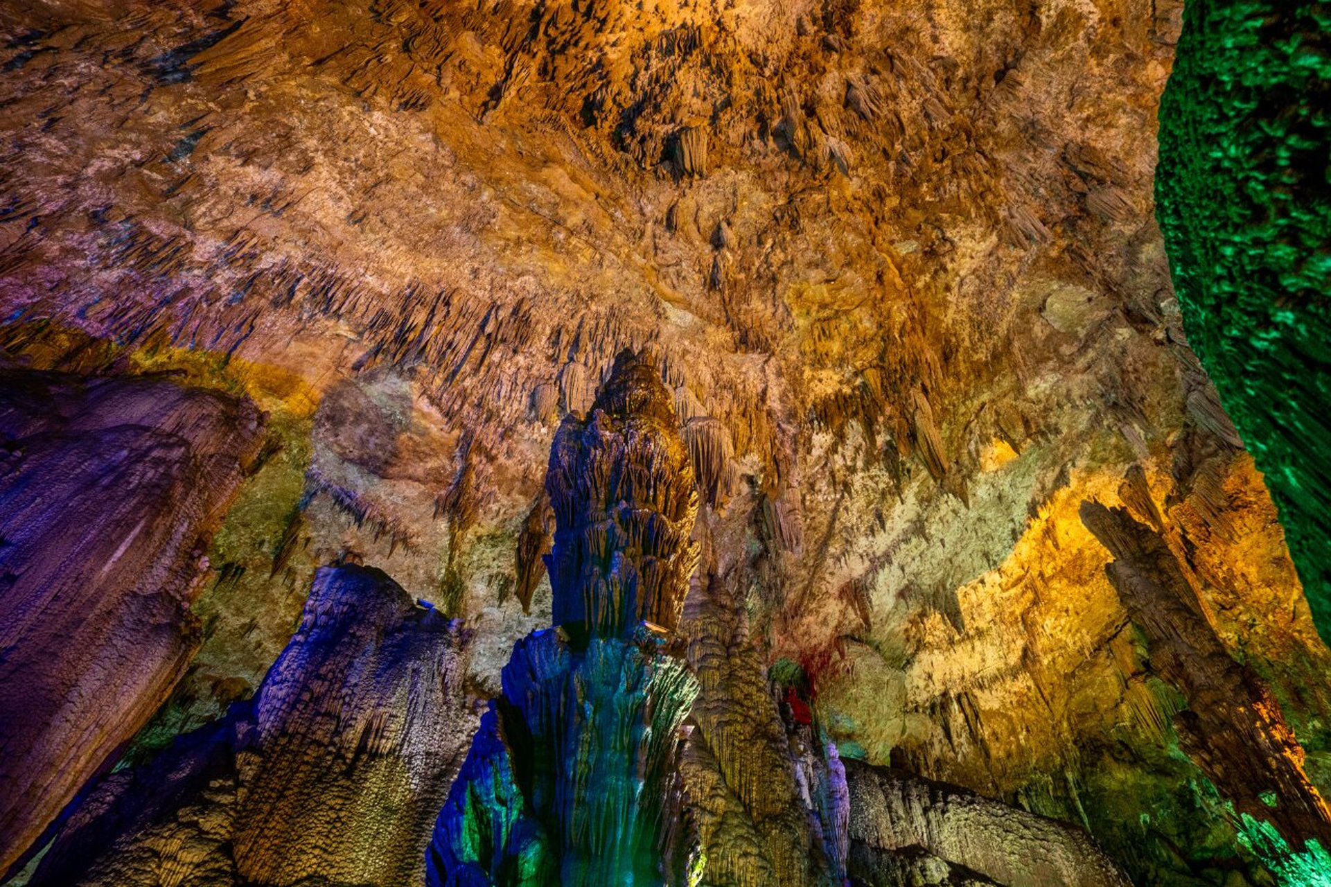 洞 自然洞穴美景 天星洞景区在天星桥景区中段,典型的喀斯特地貌溶洞