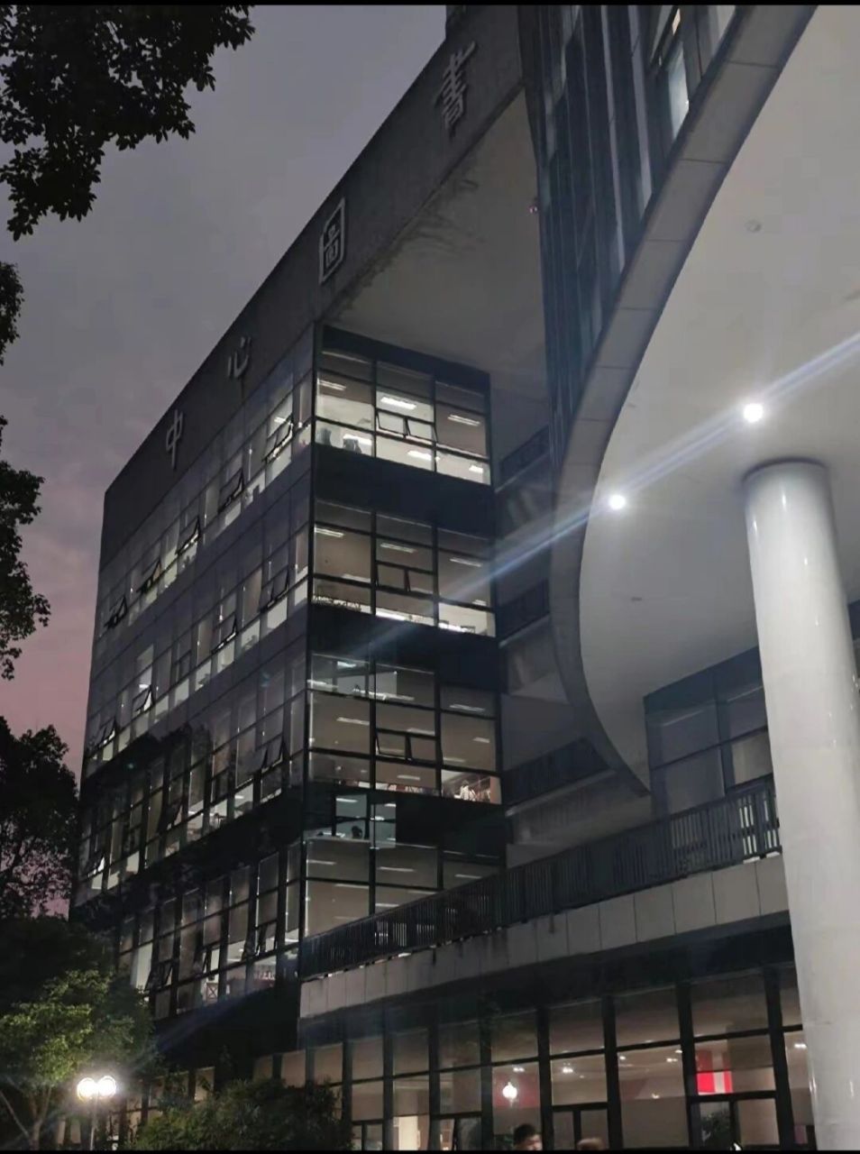 西南大学图书馆来喽 西南大学图书馆   馆舍面积约6.