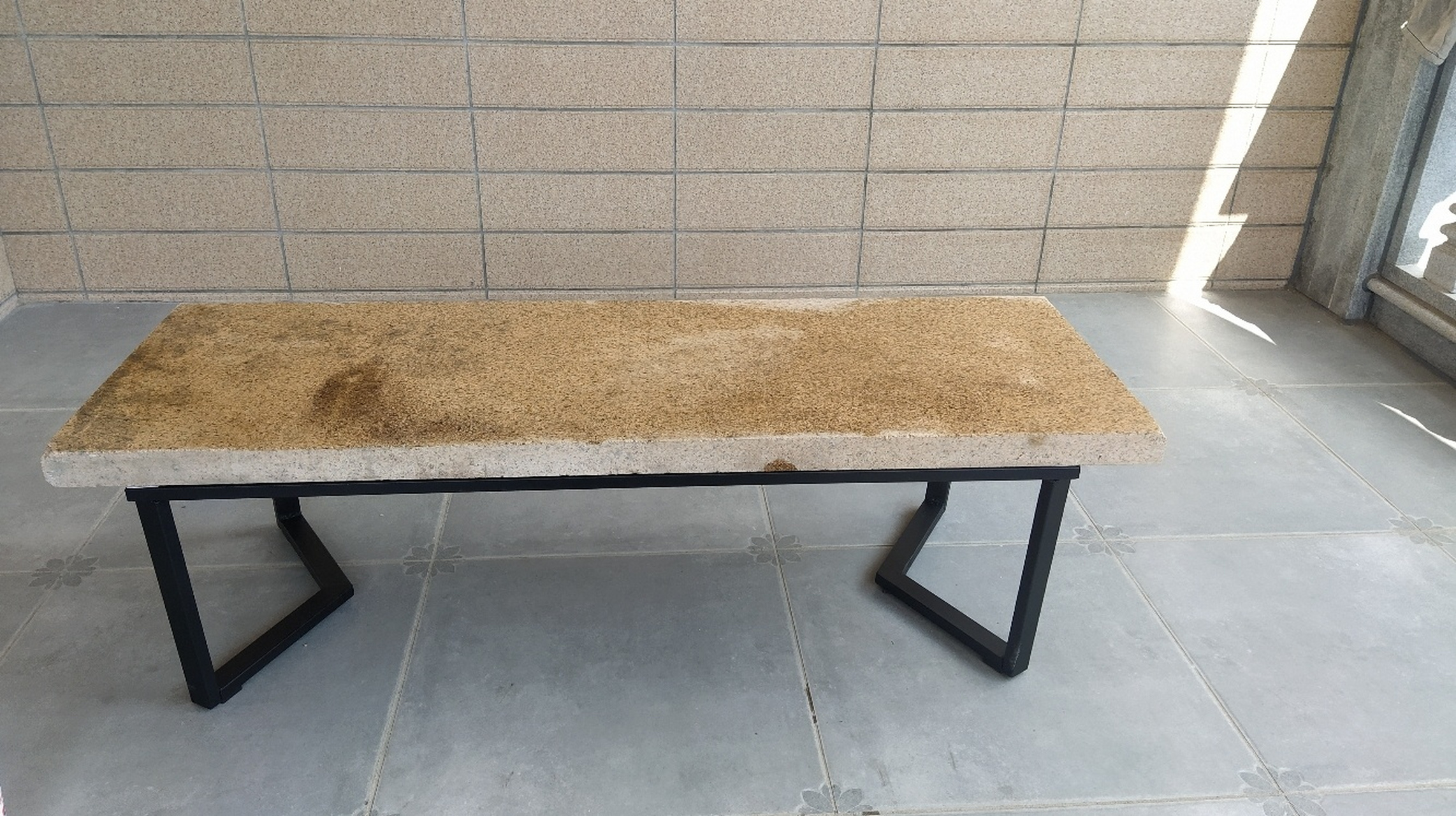 做了个桌子 石头以前上面都是水泥,清理干净后,还是有点黑点, 铁架焊