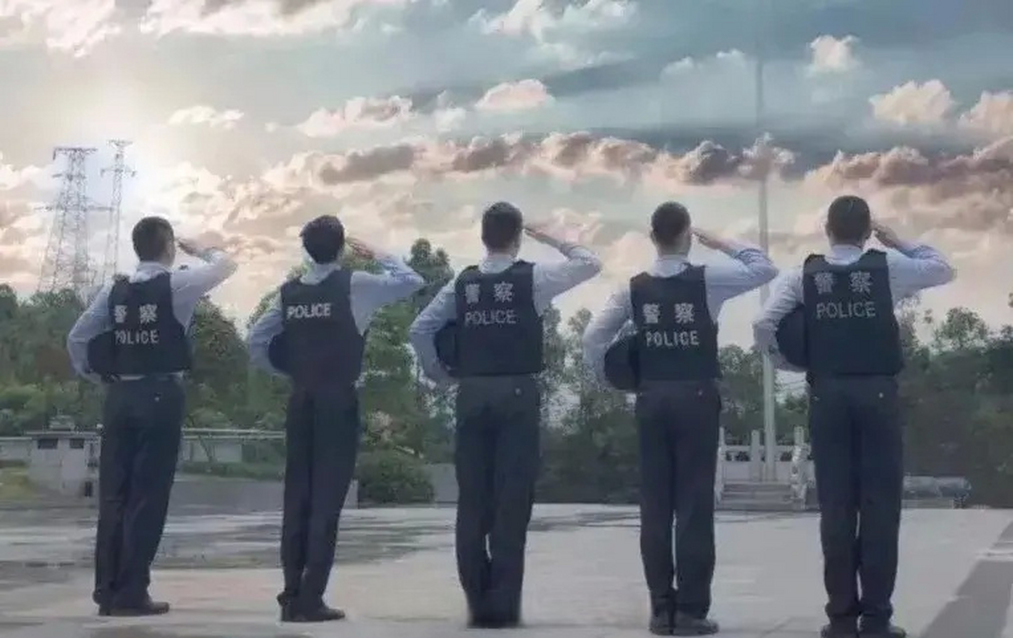 缉毒警领奖后向英烈墙敬礼#【云南60名缉毒民警在禁毒斗争中牺牲∽栽