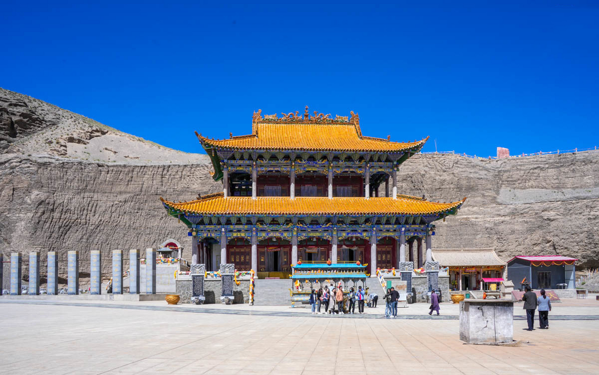 从格尔木前往可可西里的途中,我们在昆仑山深处无意中发现了一座道观