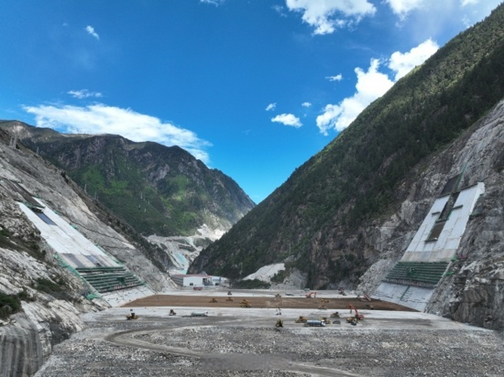 四川阿坝双江口水电站大坝填筑至百米高度】#四川城市服务台# 5月5日