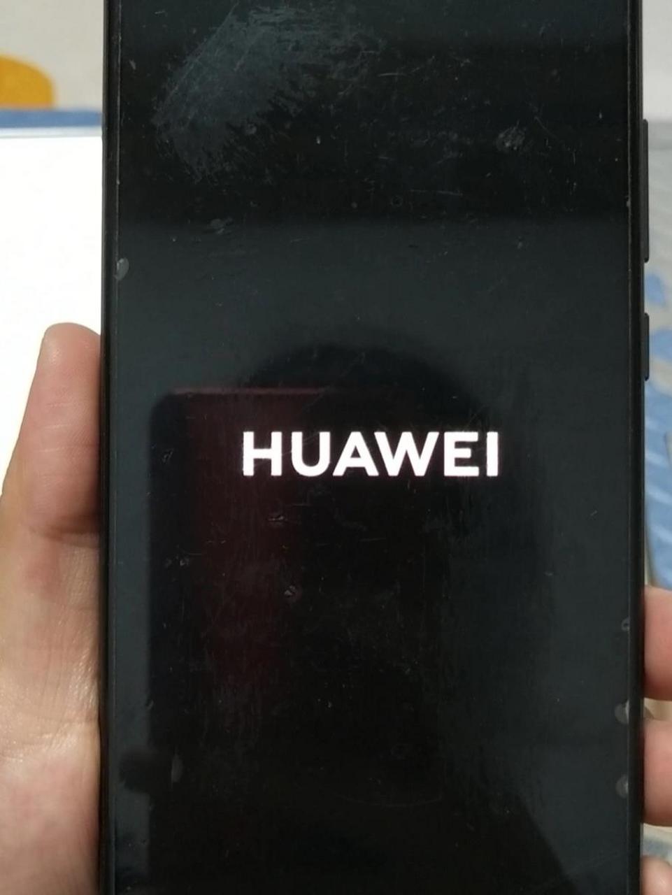 华为p30黑屏怎么解决 突然想进一个app,然后就卡顿了,出现了华为图标