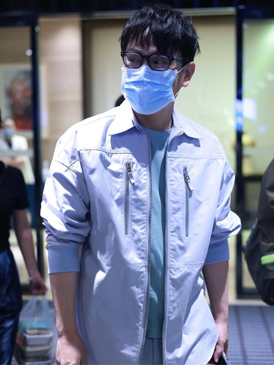 张信哲最新上班图图  老张今天居然没拿着咖啡 这个发型99,梦回张小