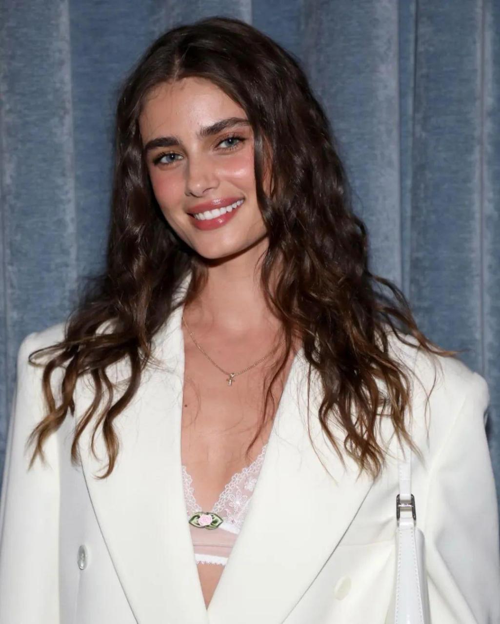 taylor hill 是时尚界最受欢迎的模特之一,她曾经也是维多利亚的秘密