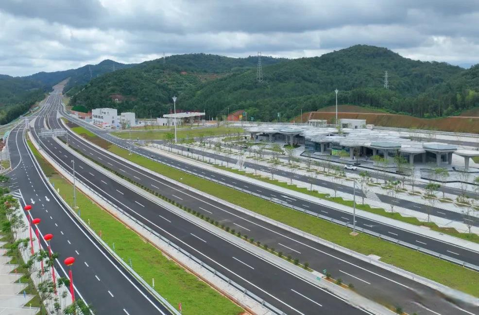 寻龙高速建成通车,寻乌至龙川有了新通道,江西又多一条出省通道.