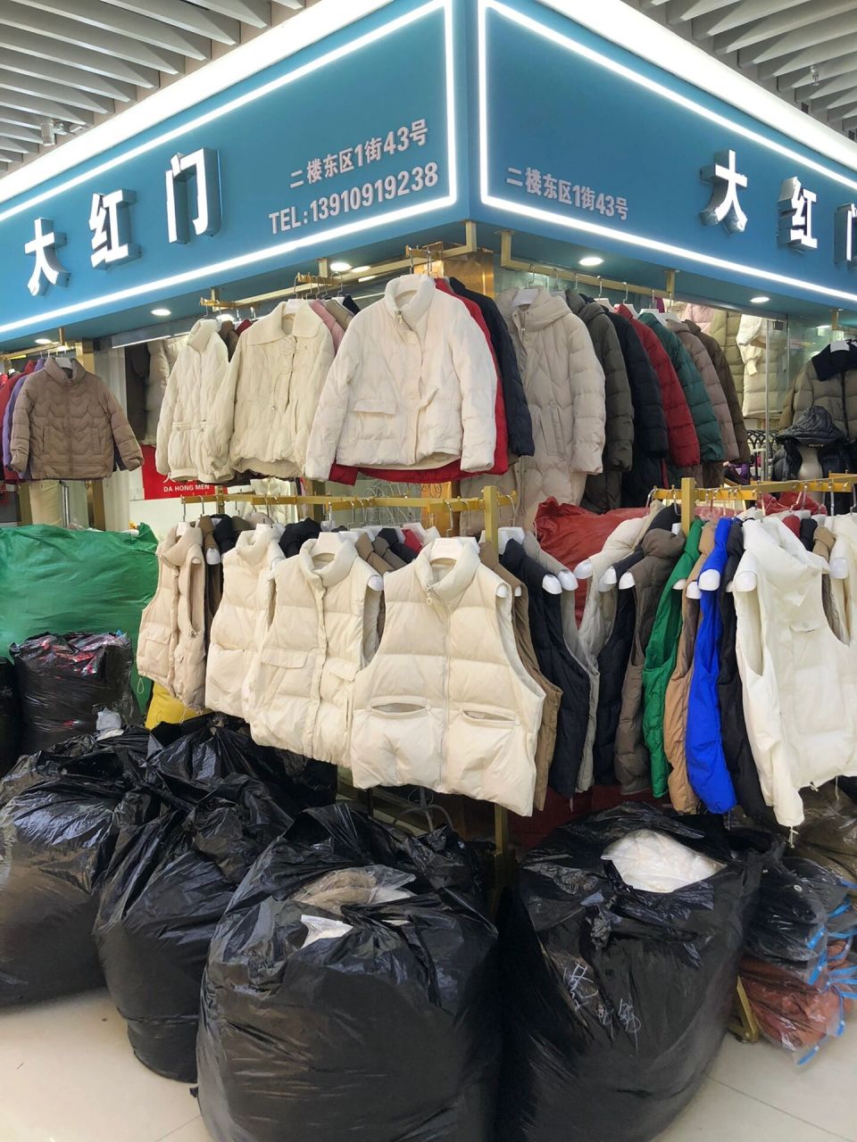 平湖羽绒服零售市场图片