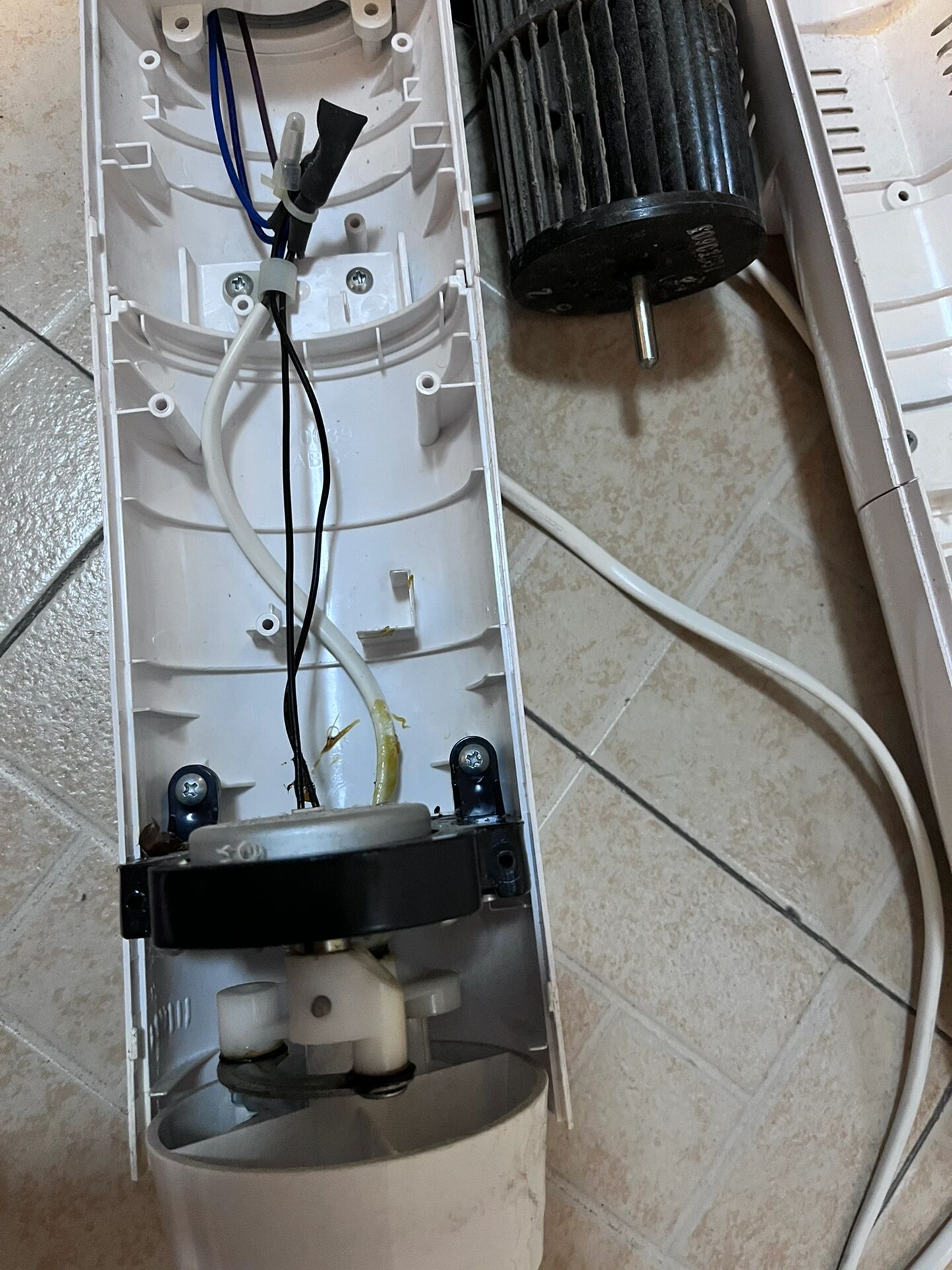 硬拆艾美特塔扇 电扇一个夏天没有清洗,实在过不了心里那关,虽然客服