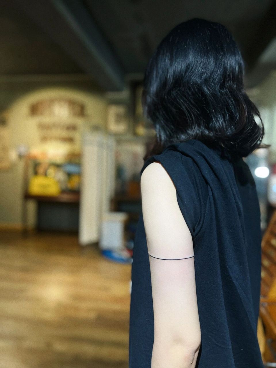 第一次纹身 只想纹一条直线 极简风格的线条纹身臂环直线环绕一圈既