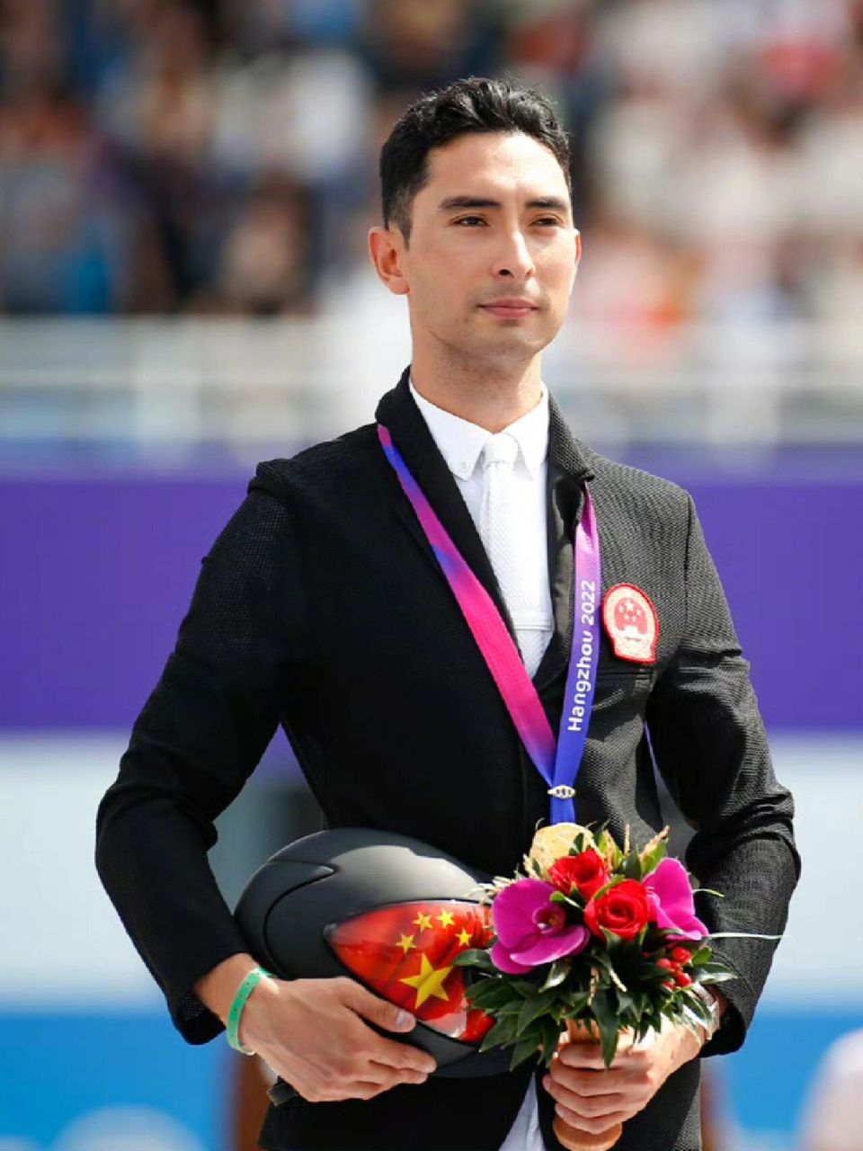 华天,1989年出生在伦敦,中英混血儿 中学就读于英国伊顿公学,大学在