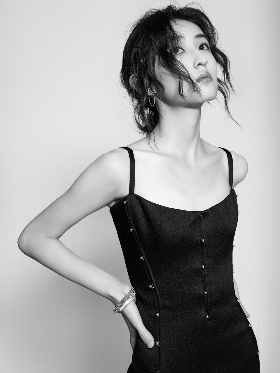 张子枫黑白大片,清辉泠泠,浪漫不渝,影后气质满满