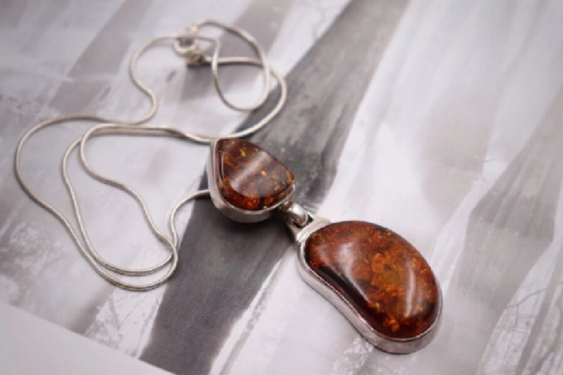 琥珀——定格时间的珠宝 琥珀是一种变成化石的松脂,这些松脂是从数