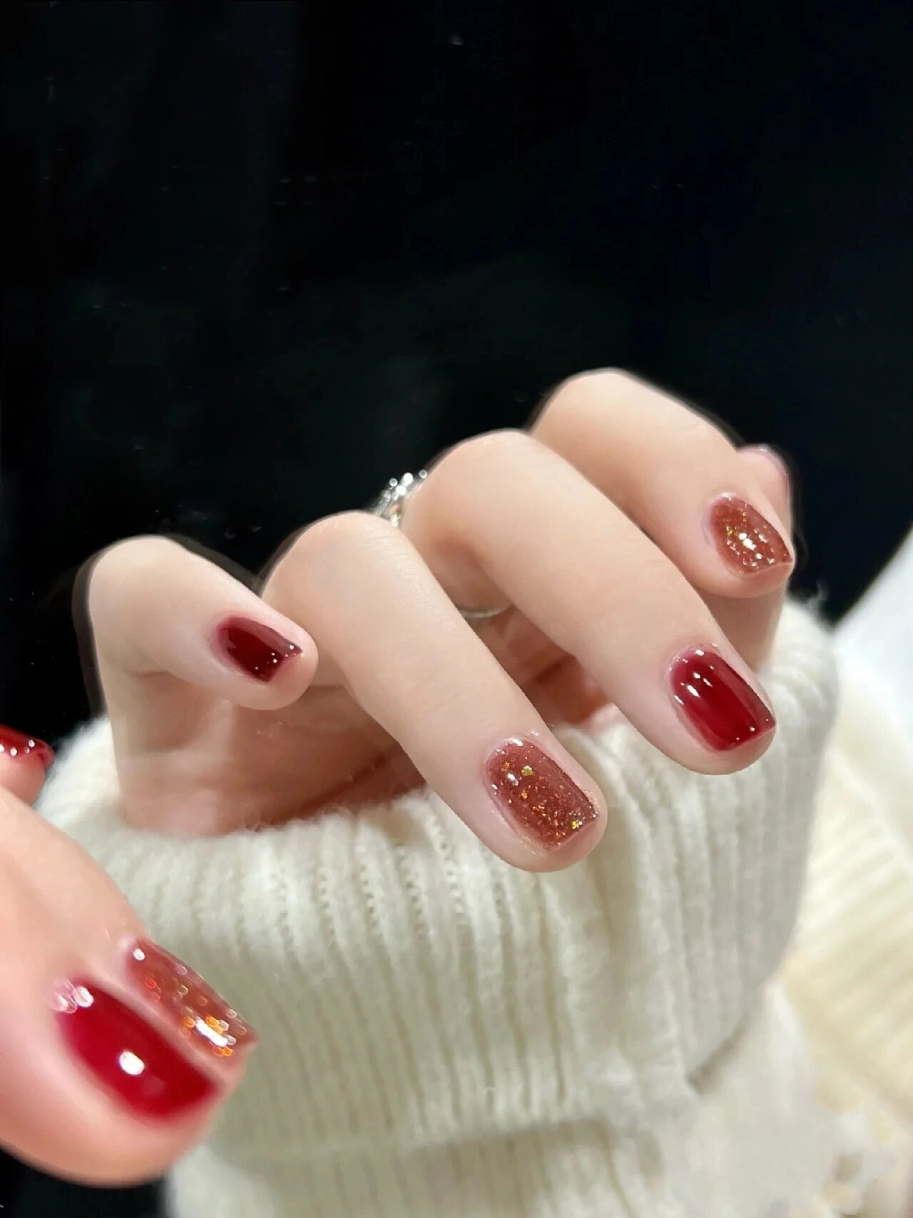 酒红色美甲,女人味十足还好搭