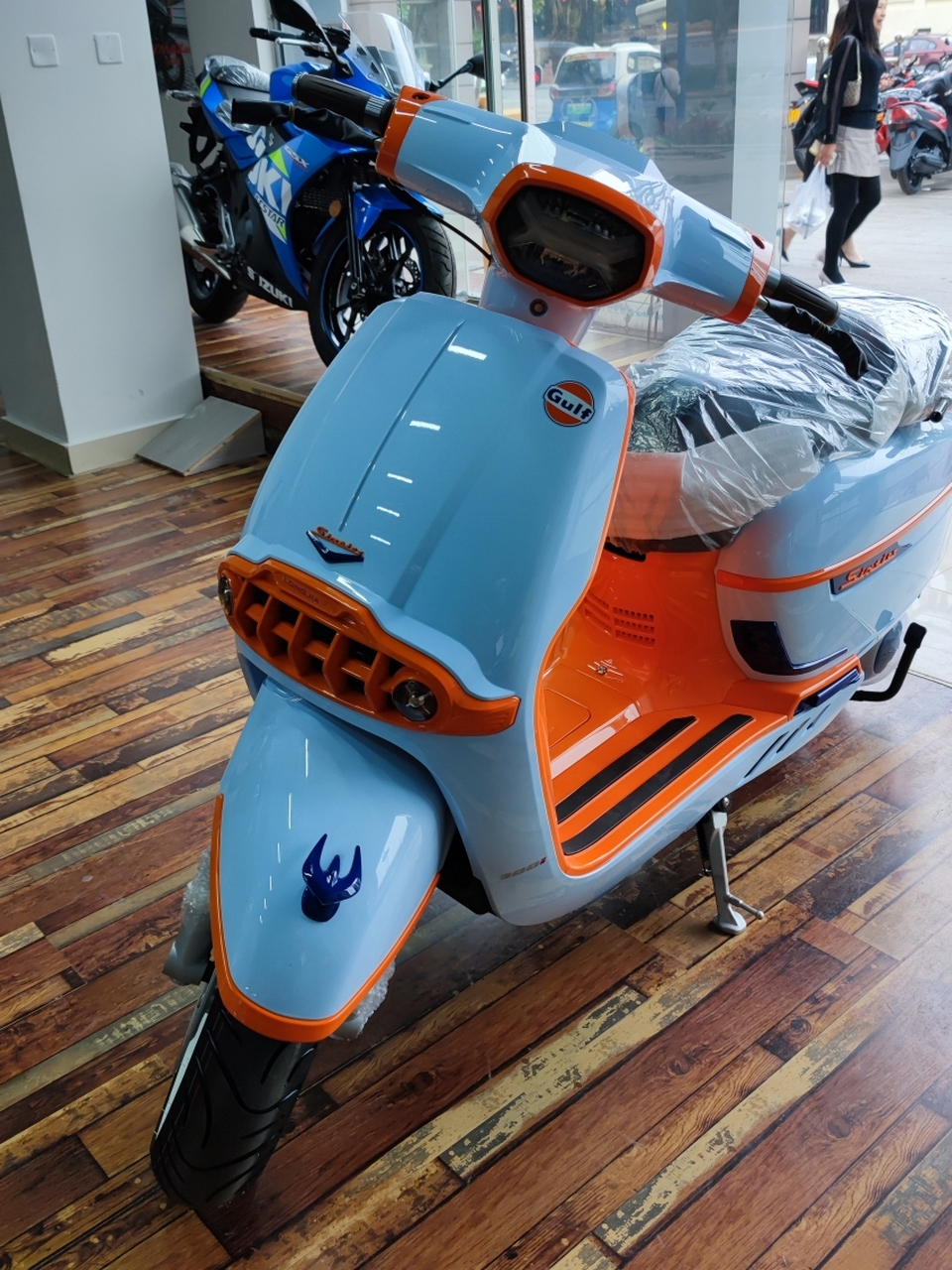 龙嘉维多利亚踏板摩托车,gulf联名太可爱啦 150的车身,300cc的动力