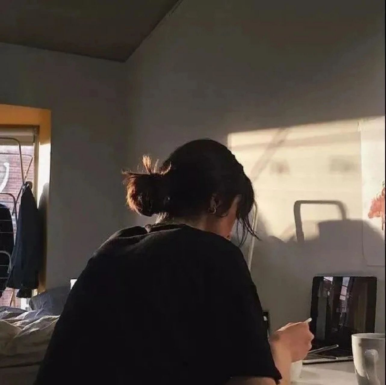 女生背影头像    还有星月可以寄望,还有宇宙浪漫不止