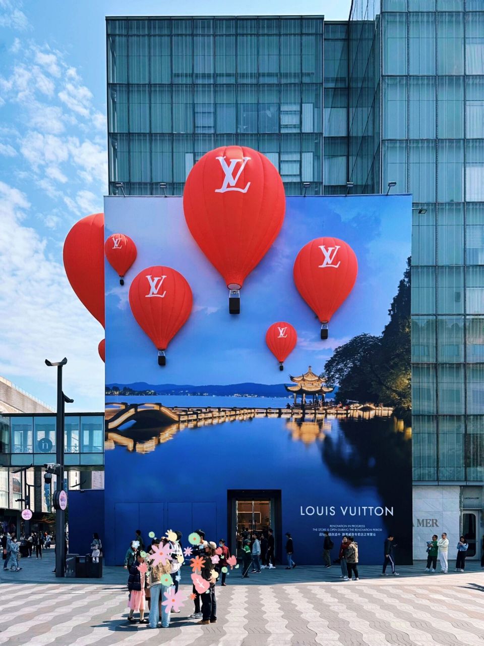 西湖边的lv围挡94 99浙江省杭州市东坡路23号 湖滨银泰in77 a区