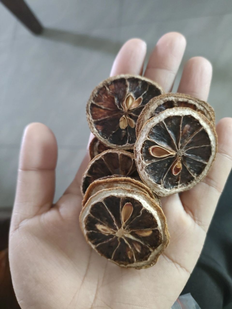 柠檬片这样还能吃吗,变黑了