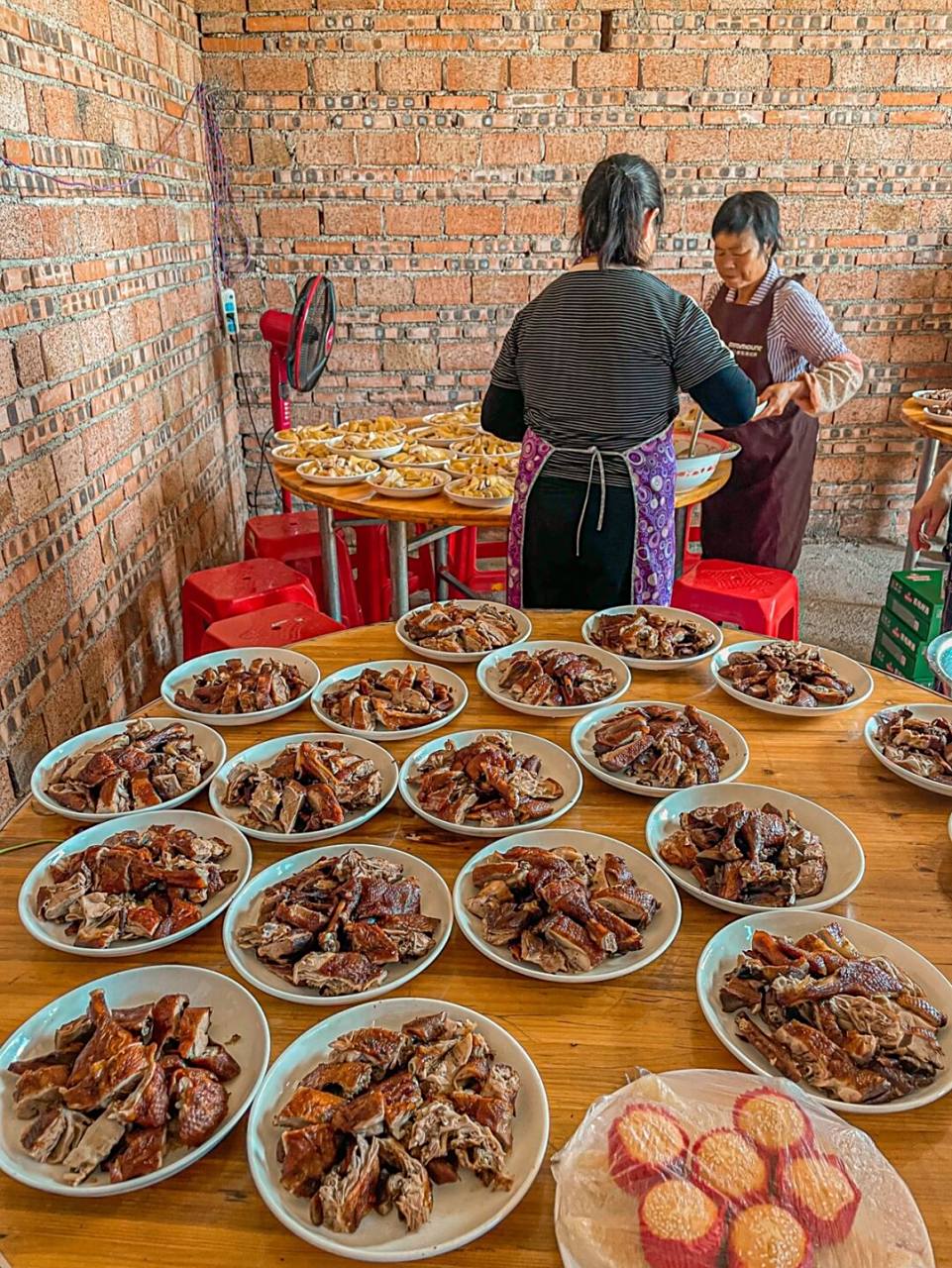 提问:你们那的农村酒席和福建一样丰盛吗? 大家有吃过农村的酒席吗?