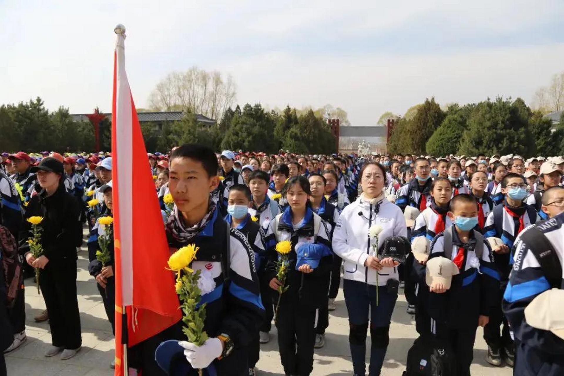 宁夏固原二中2300名学生,徒步108里去给烈士扫墓!