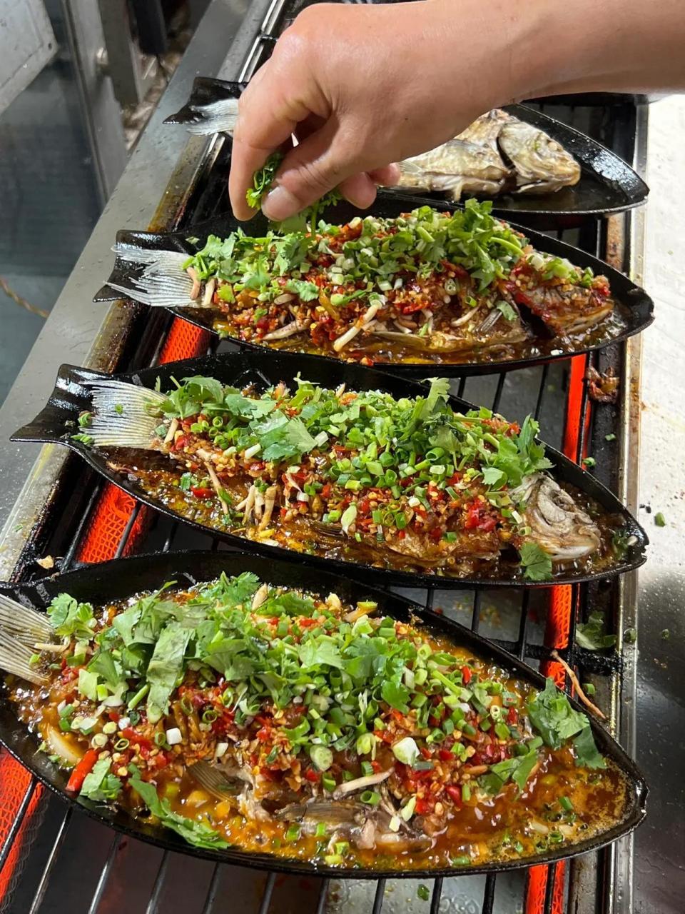 遇到这种铁板烤鲫鱼一定要多拿!