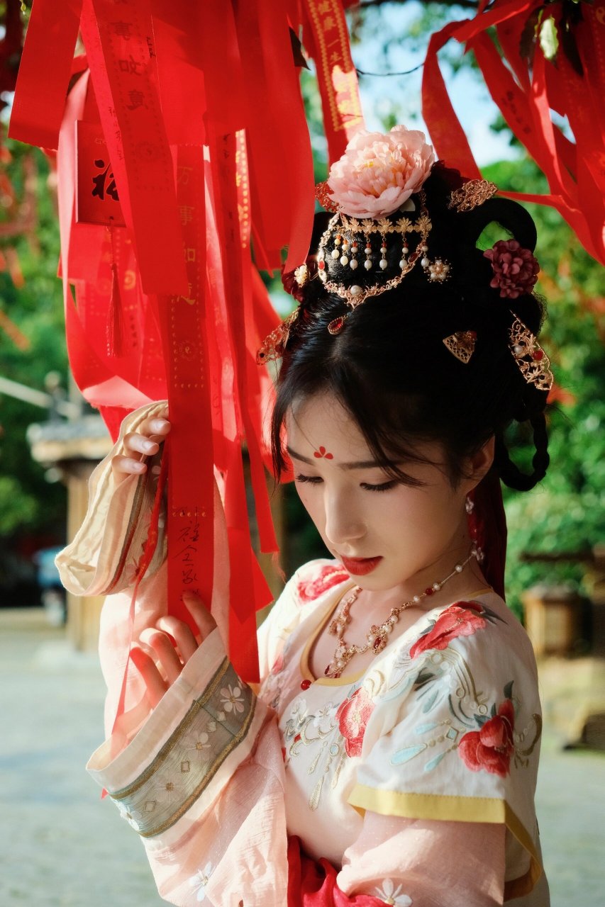 坦领汉服发型,唐风发型分享 非常适合坦领汉服的飞天发型 汉服:飞天乐