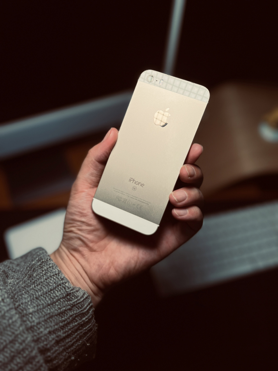 就很美~ 拿在手上,就和纸片似的,轻飘飘~ #iphone# #iphonese# 你觉得