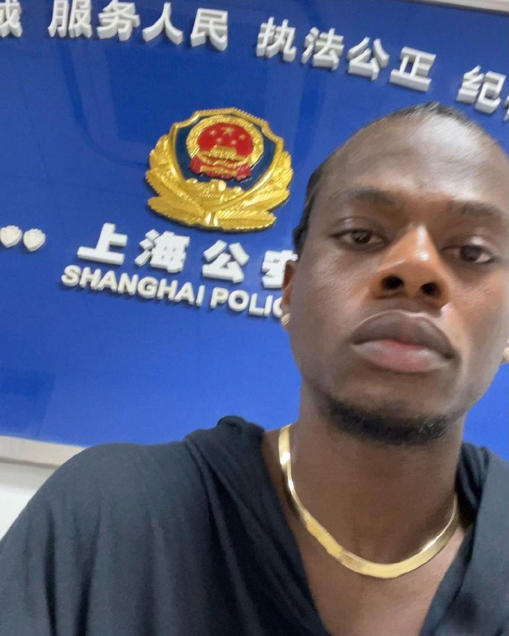 美国说唱歌手tobi lou来中国上海演出,之后发布了身在派出所的照片.