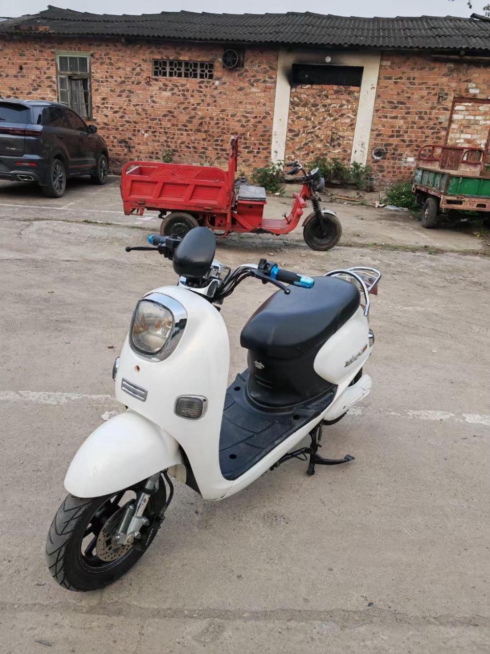 小野电动车,60伏,小绿牌,手续齐全,车容新保养好,有意者私聊!