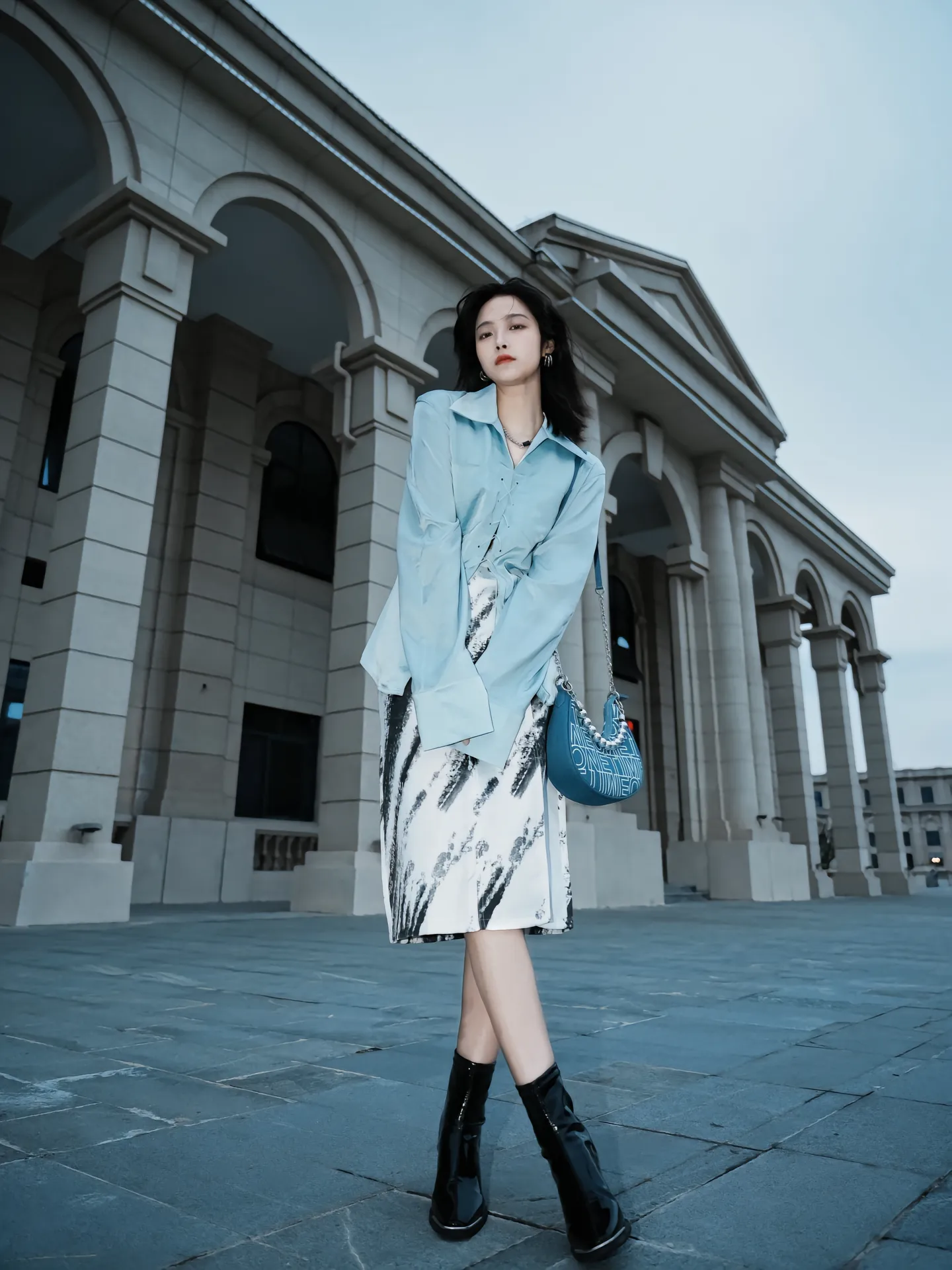 系醋酸绸缎面料的衬衫黑色小皮靴和略有金属感的包包的搭配露肤度不高