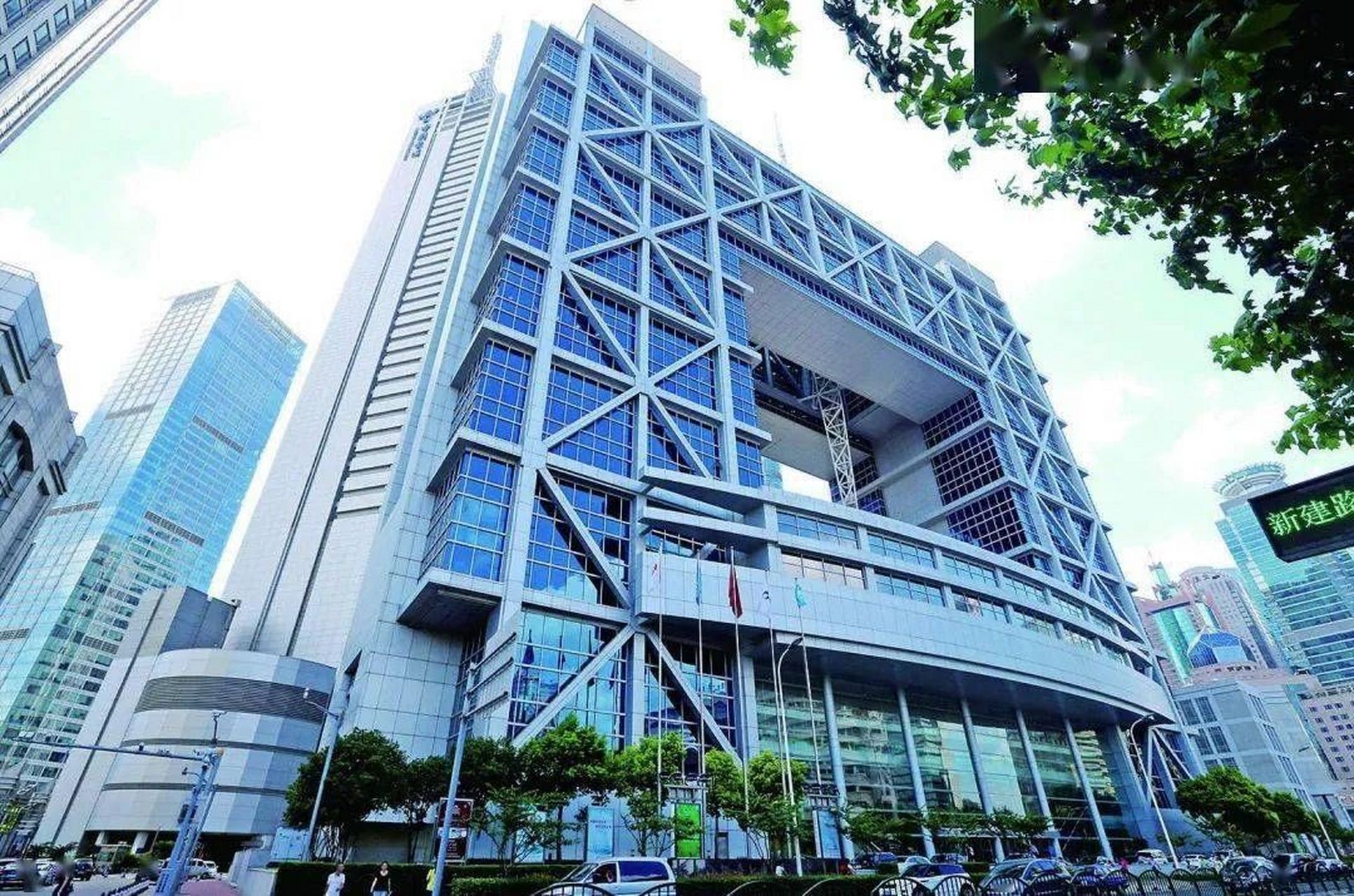 北京证券交易所正式揭牌开市,自此中国交易所市场形成上海证券交易所