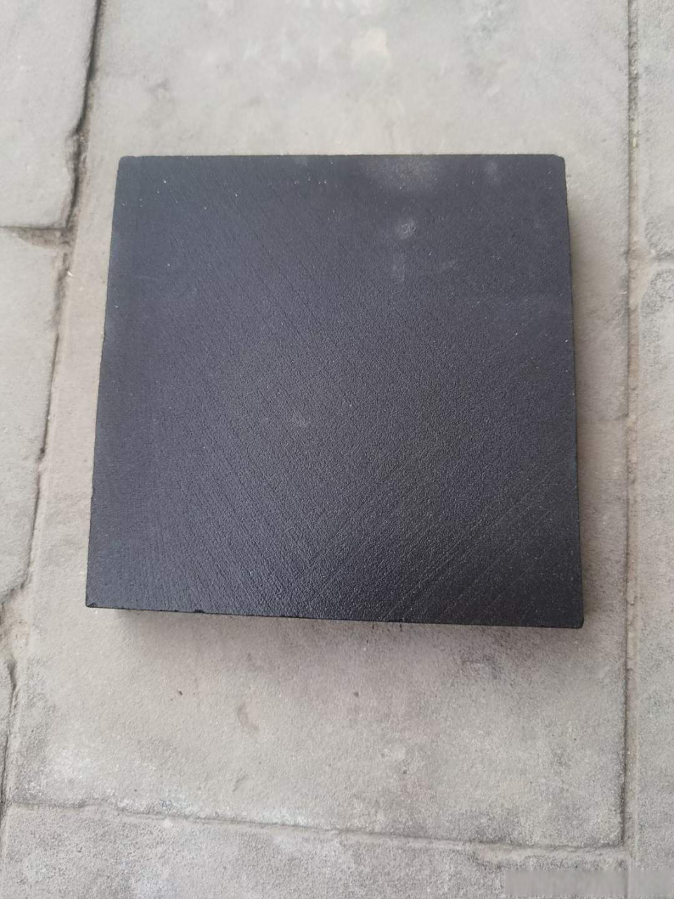 黑砂岩是一种由石英,长石,云母,黑云母,角闪石,绿泥石等矿物组成的