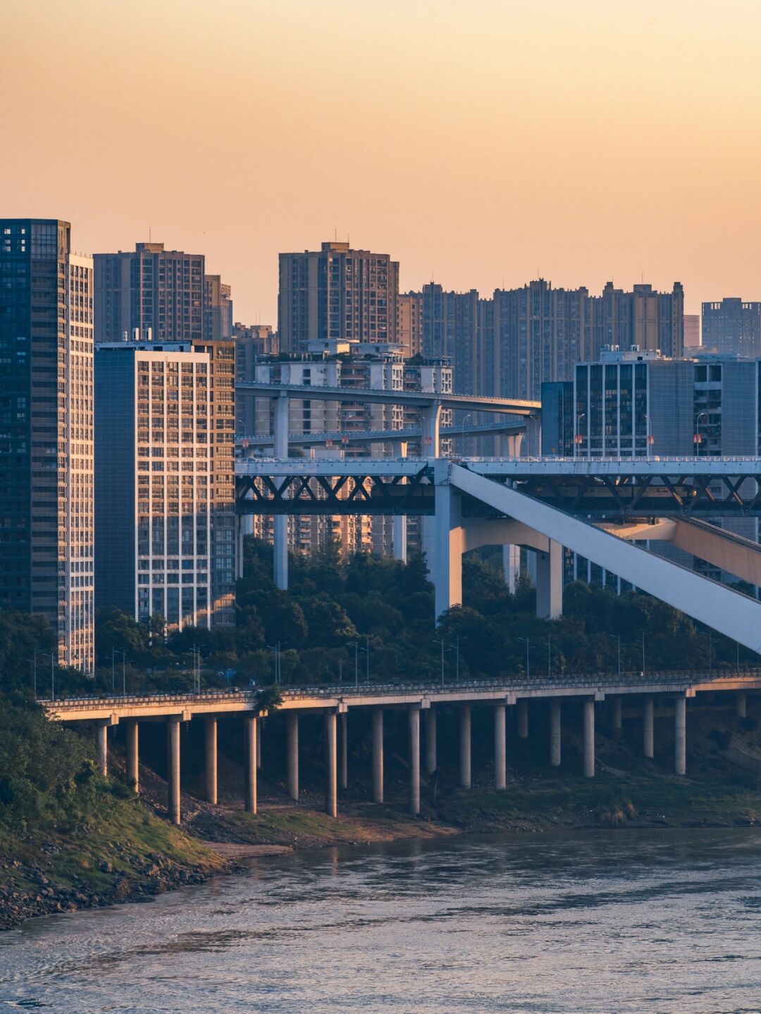 依山而建的城市图片