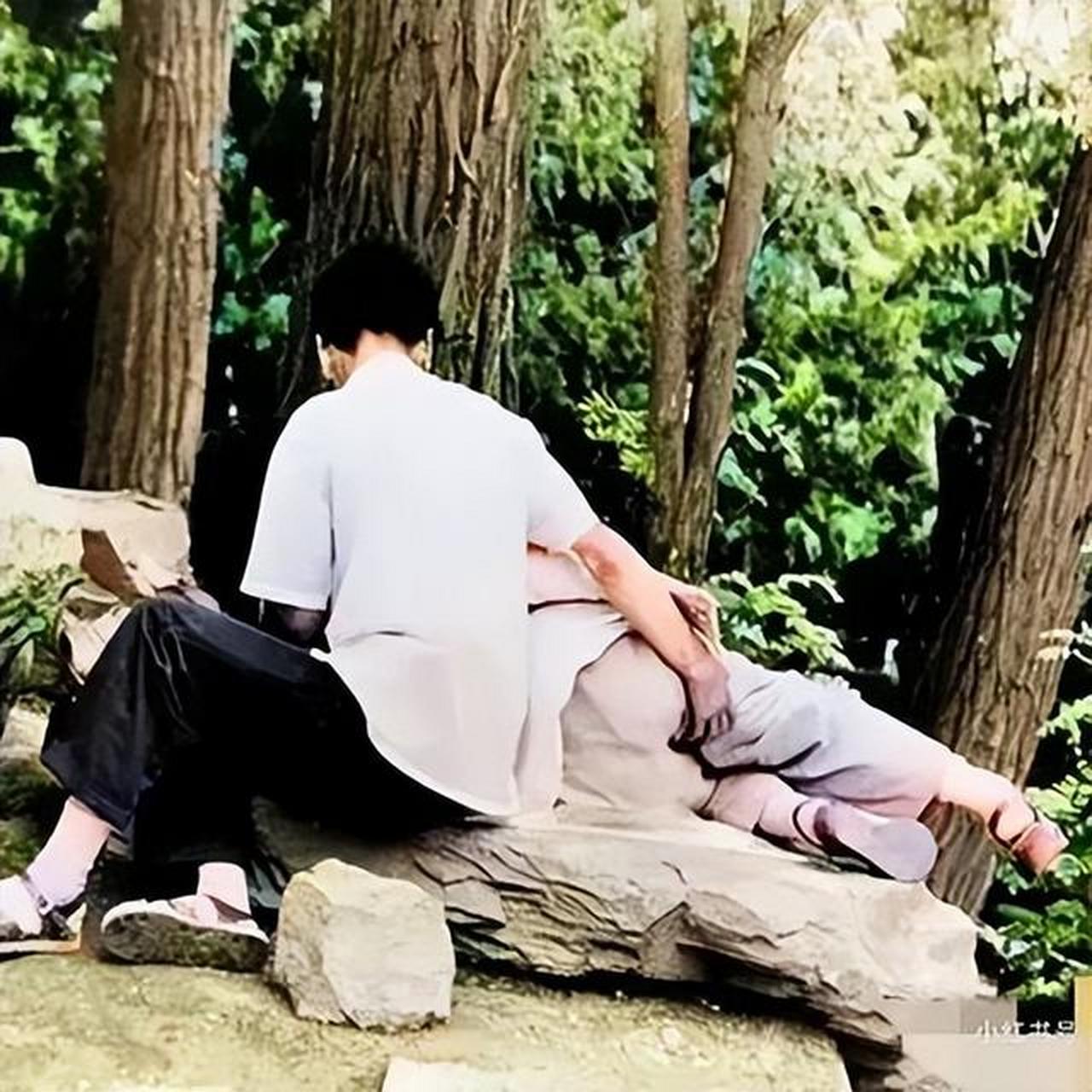 一对在公园谈恋爱的青年男女.