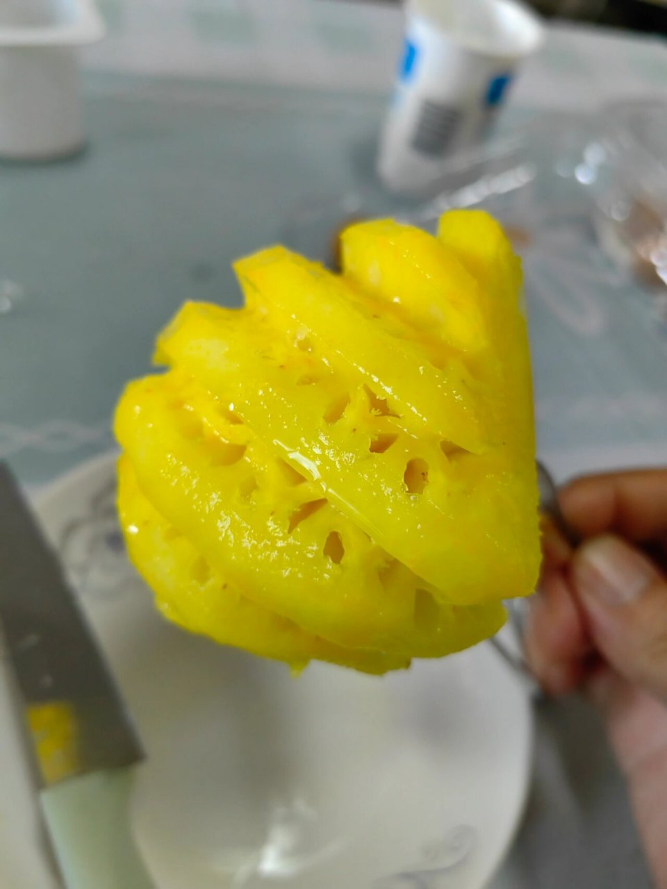 染色的菠萝 以前吃过香水小菠萝挺甜的,元宵节的时候去物美,看有就买