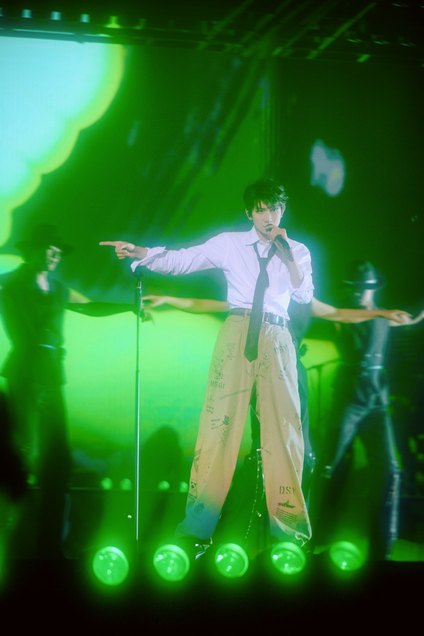 王源客厅狂欢巡演# 镶嵌流萤的锚,要去往哪片潮汐?